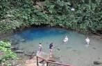 Pessoas nadam no pequeno cenote Blue Hole, ao sul de Belmopan, capital de Belize